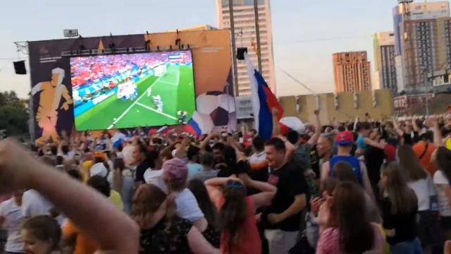 Фан зона в Перми. Мы победили Испанию! смотреть онлайн