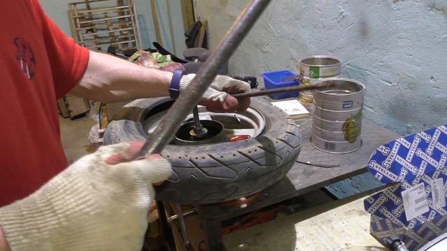 разбортируем колесо скутера сами