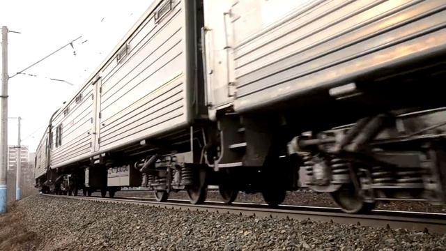 Электровоз ЭП2К-124 с почтово-багажным поездом смотреть онлайн