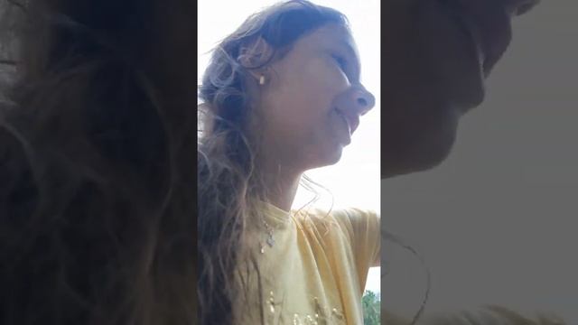 Как вырвать МОЛОЧНЫЙ ЗУБ без боли. How to pull out a tooth yourself without pain. смотреть онлайн