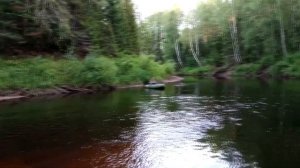 Сплав на резиновых лодках по лесной реке