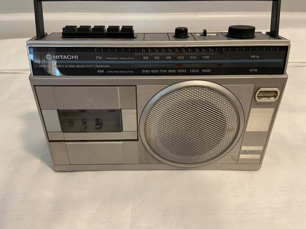 Hitachi FM-AM 2 Band Radio Cassette Recorder TRK-5370H-производитель Тайвань-1984 год