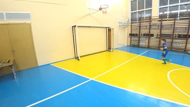 Игра: "Командный боулинг" = младшие (УЧИМСЯ ПРИЖИМАТЬ МЯЧ ДЛЯ СИЛЬНОГО ПАСА НИЗОМ) смотреть онлайн