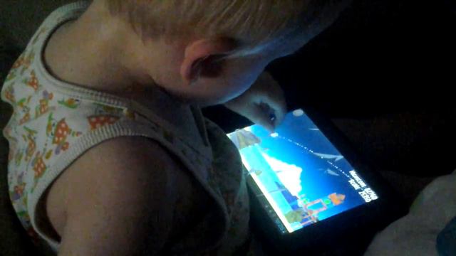 Сыну нет 2-х лет, а как играет в Angry Birds! смотреть онлайн