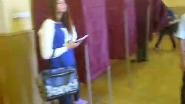 Заставляют голосовать досрочно: знай придется стоять в такой очереди. смотреть онлайн