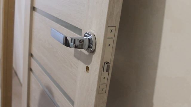 Установка ручки и разметка навесов. Монтаж межкомнатных дверей. Часть 3. смотреть онлайн