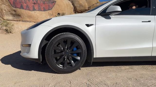 Tesla Model Y vs Performance (Which to BUY??) смотреть онлайн