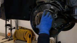 БМВ Ф30, Ф25 Замена задних тормозных колодок. Как поменять задние тормозные диски на bmw F30, F25.