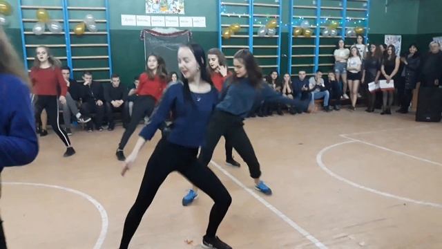 Танец под крутые и современные песни смотреть онлайн