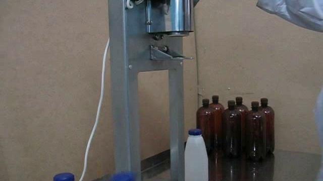 Машина укупорочная (укупорка ПЭТ бутылок пластиковой винтовой пробкой) ИПКС-127П смотреть онлайн