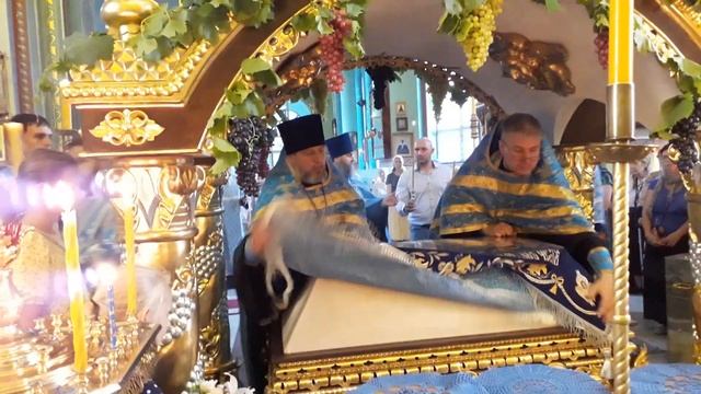 Вынос Плащаницы накануне Успения Пресвятой Богородицы ... смотреть онлайн