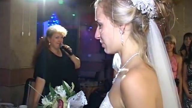 букет невесты летит в фотографа смотреть онлайн