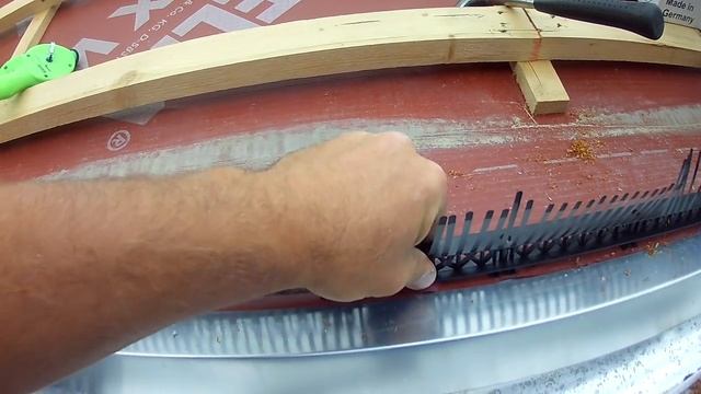 Кровля из черепицы. Монтаж "расчески" аэроэлемента карнизного свеса смотреть онлайн