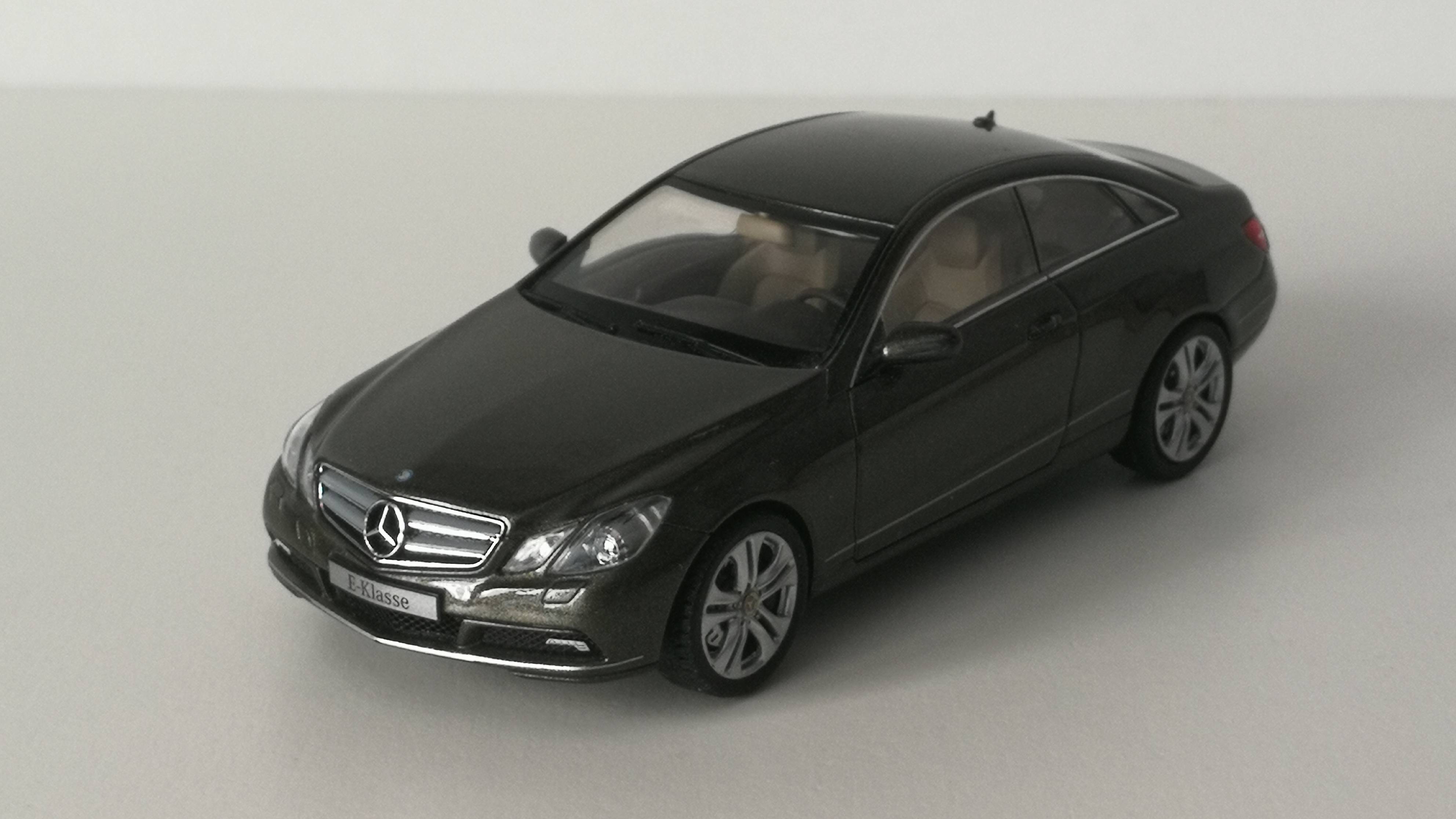 1/43 Mercedes Benz. №34 MB E-klasse Coupe (C207). смотреть онлайн
