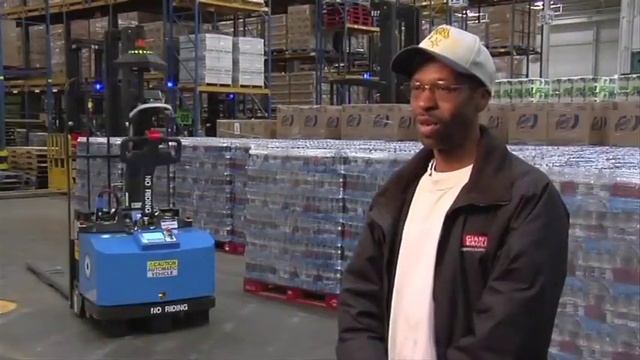 Seegrid Vision Guided Vehicle (VGV/AGV) Trained and Installed at Giant Eagle Distribution Center смотреть онлайн