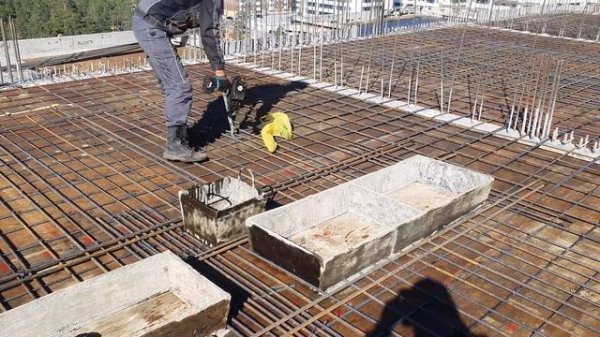 Укладываем первый слой арматуры вязальными пистолетами MAX RB441T с оснасткой для арматурных работ