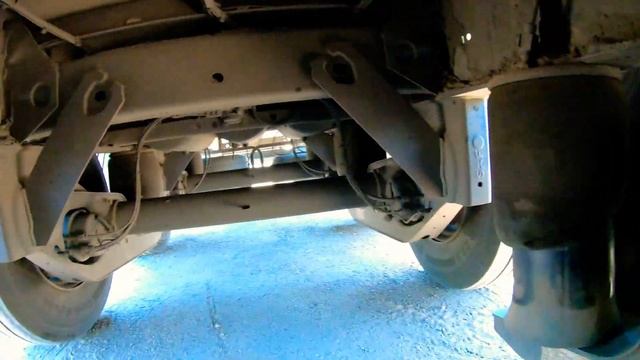 Поднимаем ось полуприцепа.