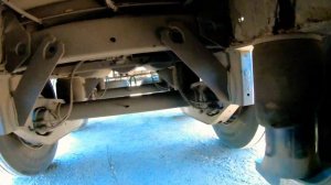 Поднимаем ось полуприцепа.