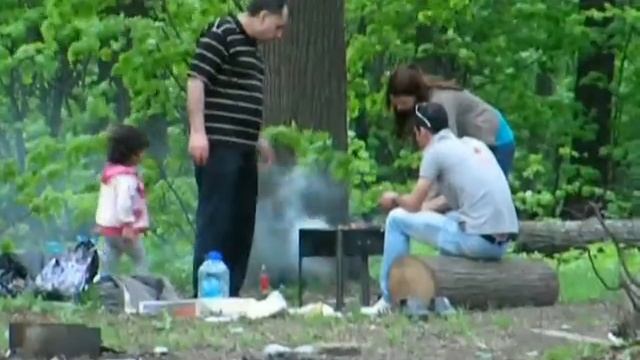 Люди жарят шашлык на мангале. Бабаевский пруд смотреть онлайн