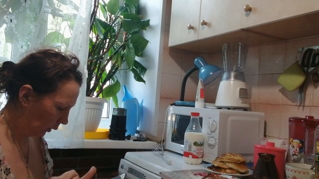 Испекла много блинов и отдам их подругам! Очень вкусные #кукинг смотреть онлайн