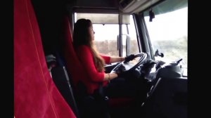 Девушка за рулем фуры