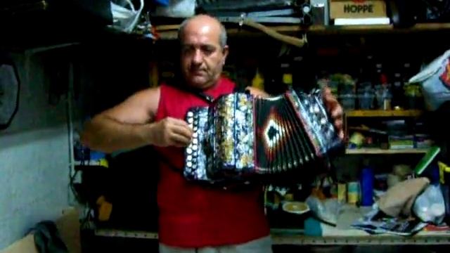 Pino, con il suo organetto, esegue LOLITA (bachata) composta da Enzo Scacchia смотреть онлайн