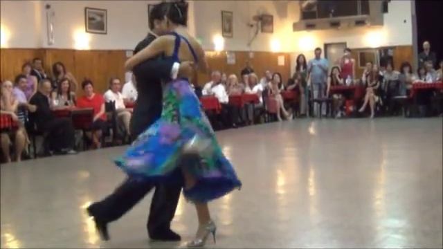 ROXANA SUAREZ & SEBASTIAN ACHAVAL bailando UNA NOCHE DE GARUFA en la MILONGA LA BALDOSA смотреть онлайн