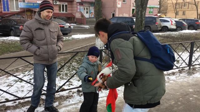 ДАРИМ ПОДАРКИ ДЕТЯМ смотреть онлайн