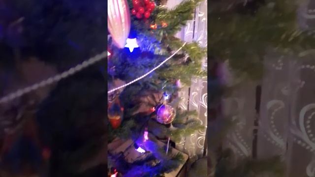 Украшаем ёлочку разными игрушками для детей....не модными шарами? смотреть онлайн