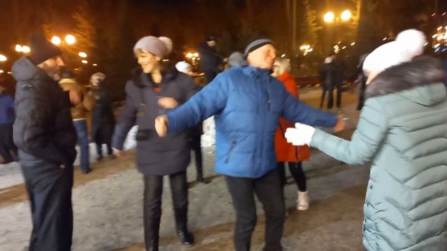 Харьков, танцы в парке, "А я не хочу просто быть..." смотреть онлайн