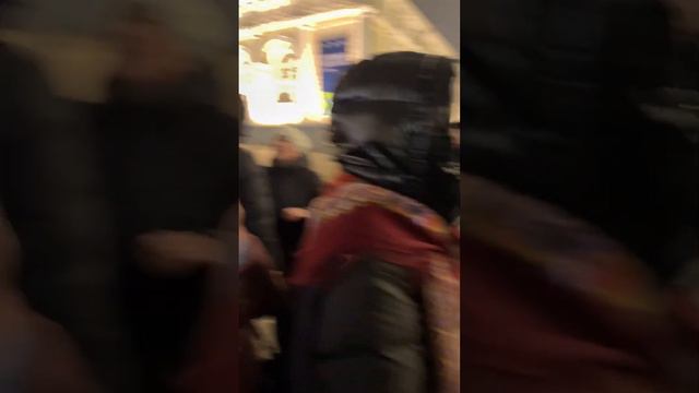 Восторг! 😃Радостные зрители поют и пляшут у Кремля после концерта «Играй гармонь». #лихацкий смотреть онлайн