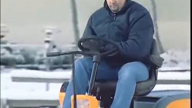 Уборка снега с помощью садового райдера Stiga смотреть онлайн