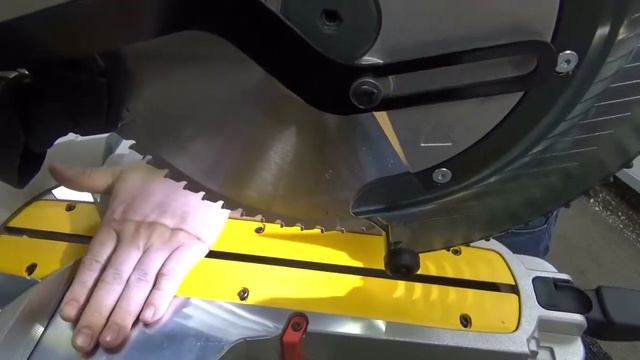 Пила торцовочная Dewalt DWS 780