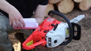 Как правильно собрать, запустить и обслуживать бензопилу.