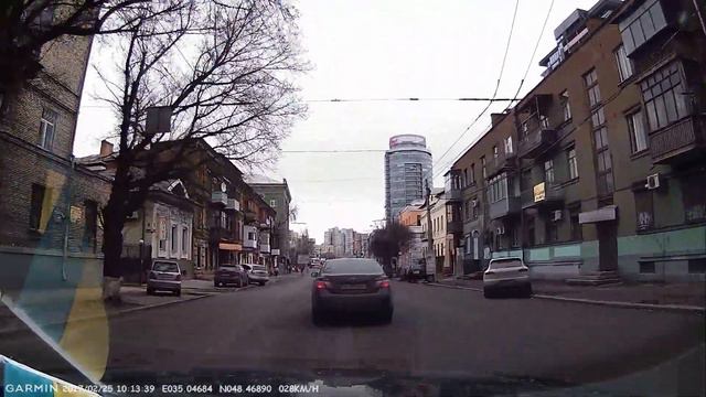 Полиция без маячков несется по встречной полосе для МТС смотреть онлайн