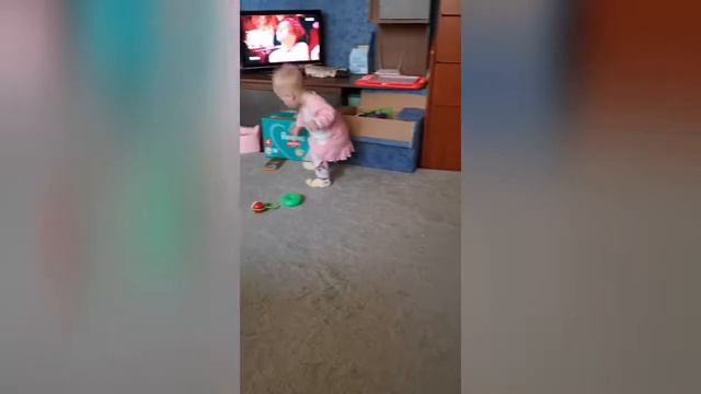 КАК НУЖНО СОБИРАТЬ ИГРУШКИ (БУДНИ ЮЛИ) ЕЙ ВСЕГО ОДИН ГОДИК смотреть онлайн
