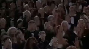 Люди бьют себя в лоб!