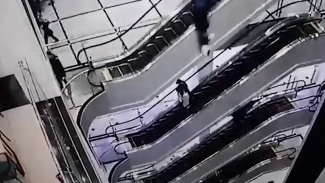 В Узбекистане дедушка с внучкой упали с эскалатора смотреть онлайн