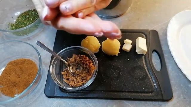 Kartoffelbällchen gefüllt mit Butter und Zwiebeln/ Картофельные шарики, фаршированные маслом и луко смотреть онлайн