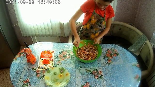 Бомбезный салат из куриной грудки с фасолью и корейской морковкой