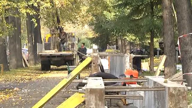 Незаконный забор вокруг штаба ЦВО смотреть онлайн