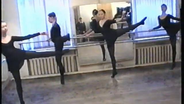 ГАСК «Классический танец» 4 курс (1 семестр). Педагог - О. Шаройко. 2002. Часть 1 смотреть онлайн