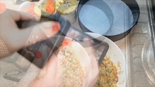 Лёгкий, аппетитный, и без лишних калорий - и это всё о нём. Пирог с овощной начинкой смотреть онлайн