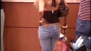 Девушка ковыряется в попе