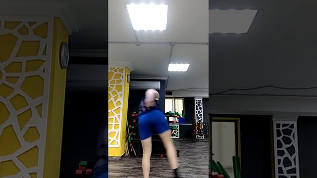 Акробатика. Зрелищный боковой. Боковые ножницы. Тайский бокс. Муай тай. Фитнес. Отработка ударов.