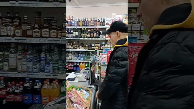 ПРАНК В МАГАЗИНЕ НАД ПОКУПАТЕЛЯМИ | ВПАРИВАЮ ЗАКУСОН смотреть онлайн