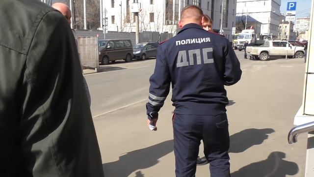 Гаишник не захотел судиться без оружия смотреть онлайн