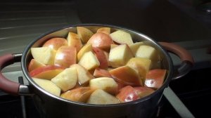 Яблочный компот из свежих яблок. Напиток на праздничный стол.