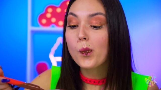 Жвачка VS Шоколадная Еда Челлендж! Едим сладости и надуваем гигантские пузыри из жвачки от RATATA смотреть онлайн
