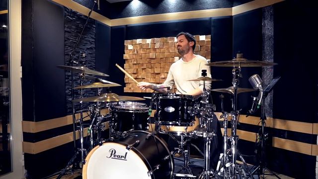 Daniel Cardoso in the studio - recording a drum take with Cubase iC Pro смотреть онлайн